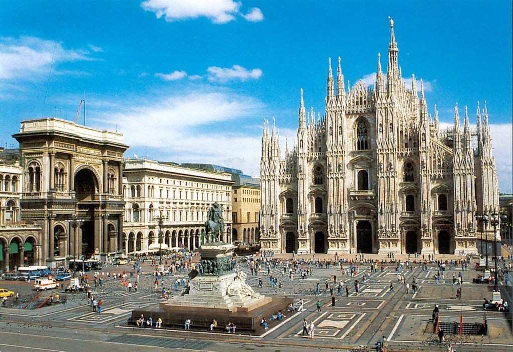 A galeria Vittorio Emanuelle II (esquerda), o monumento equestre (no meio) e Duomo (ao fundo)