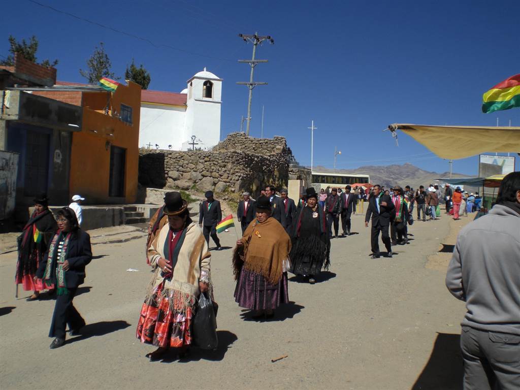 bolivianos e peruanos em passeatas; dia de Pachamama (mãe terra)
